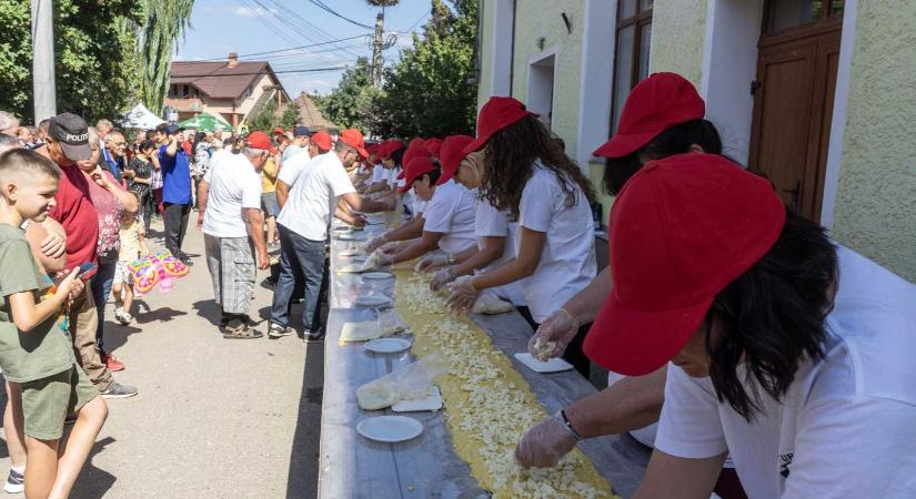 Jubiláló torjai Septemberfest hatvan méteres túrós puliszkával