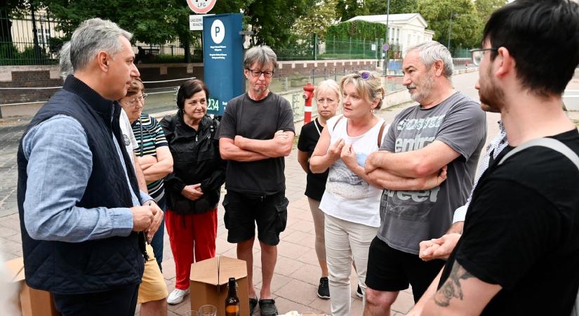 Lázár János kiment a tüntetők közé