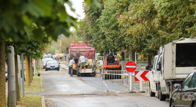 Aszfaltoznak az Aradi utcában