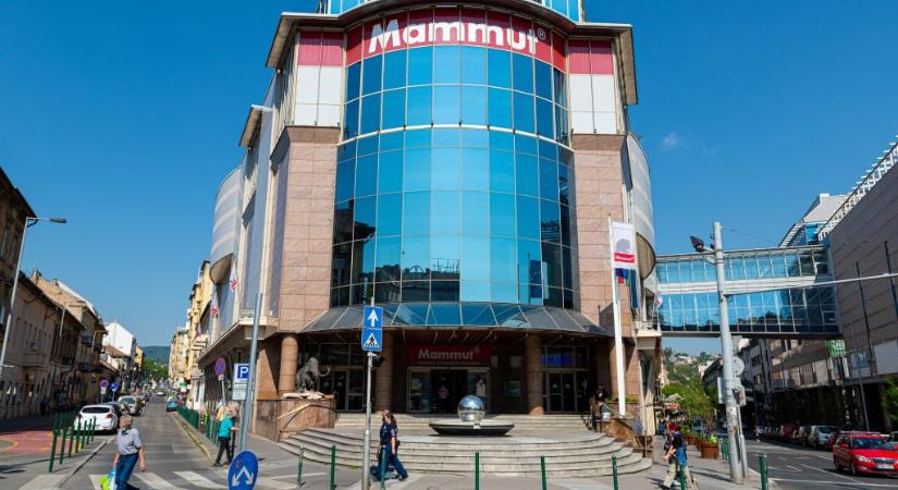 Holtan találtak egy férfit a Mammut előtt