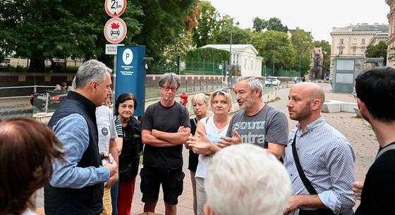 Lázár János húzott egy váratlant és leült kávézni a Magyar Rádió épületének lebontása ellen tüntetőkkel