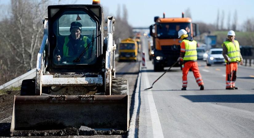 Autópálya-felújítások: ismét ellepik a munkagépek az M1-est és az M7-est – ezeken a szakaszokon készüljön torlódásra