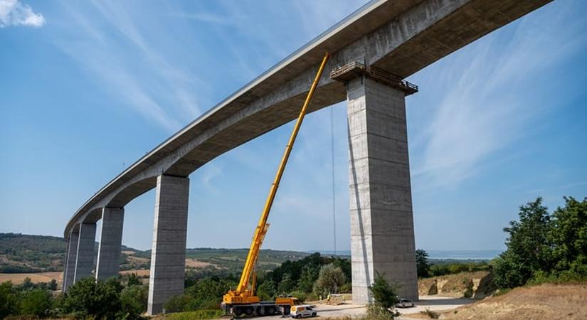 Folytatódik a balatoni völgyhíd felújítása, látványos munkát végeznek Kőröshegyen