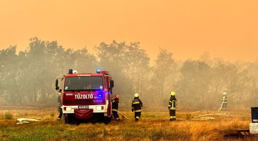 Öt napig küzdöttek a tűzoltók, ma délután fejezték be az oltást Csöngén  videó