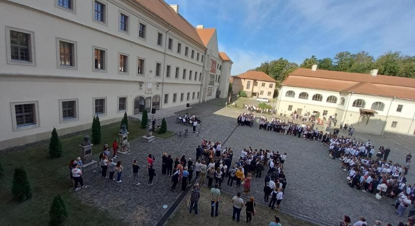 Megszólalt a nagyenyedi Bethlen Gábor Kollégium legendás „nagycsengője”