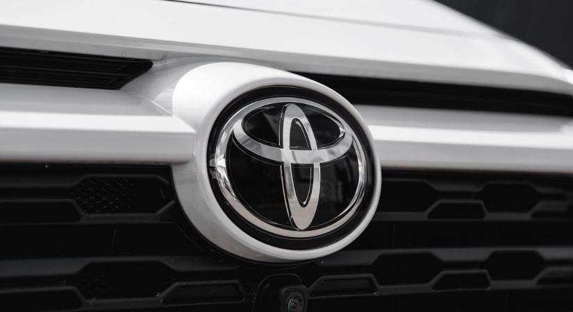 A Toyota is visszavált, kevesebb e-autót gyárt