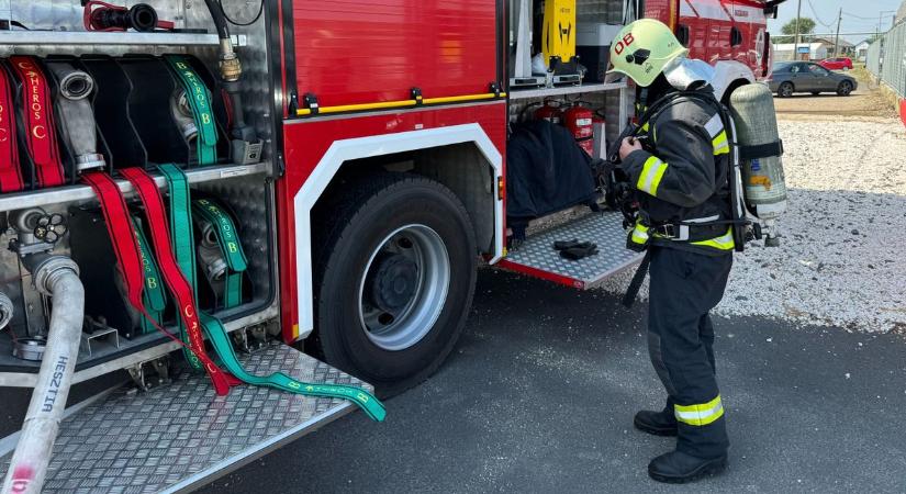 Hatalmas területet emésztett fel ismét a tűz Hajdú-Biharban, kutyát is mentettek a tűzoltók