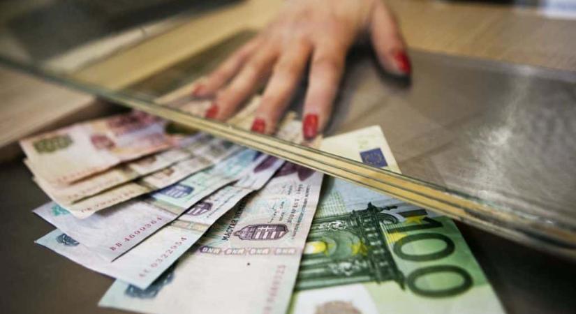 Nincs vége, tovább gyengült a forint, azt nézd mennyi most egy euró