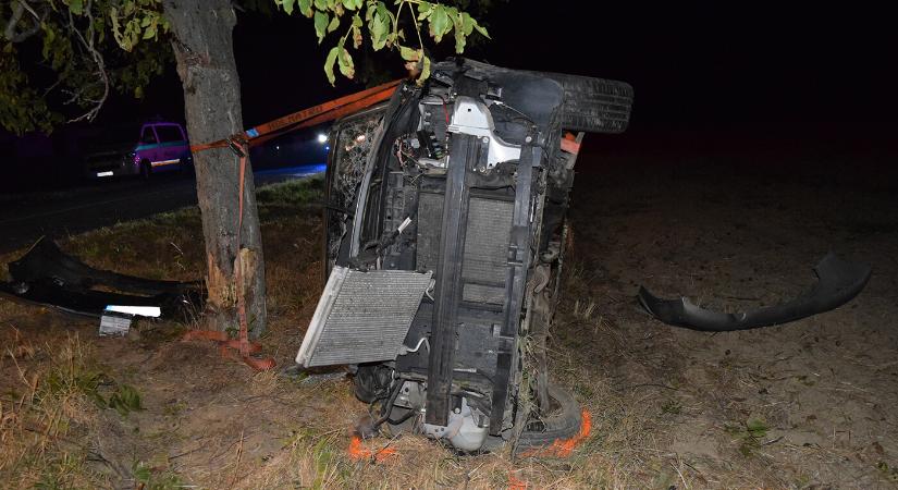 Fának csapódott, totálkárosra tört a Peugeot, amit egy 19 éves férfi vezetett