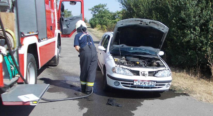 Kigyulladt egy személyautó motortere Pusztaföldvár és Kaszaper között