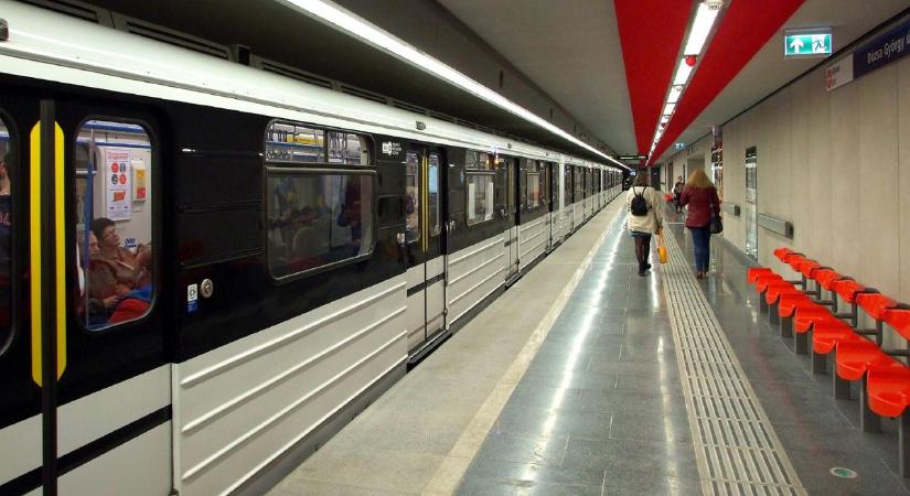 Sínekre eshetett egy ember a Kálvin-térnél, nem jár a hármas metró ezen a szakaszon