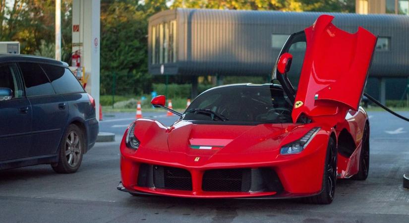 Lamborghini, Rolls-Royce és LaFerrari is szeli az utakat Debrecenben – fotókkal!