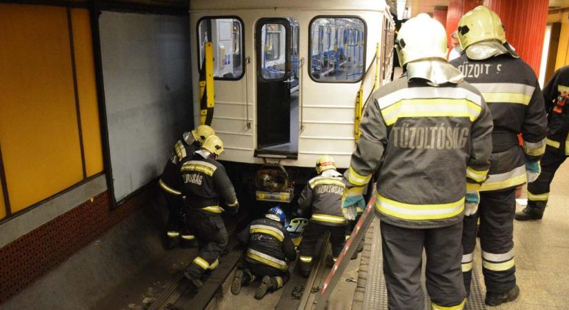 Sínek közé zuhant egy ember az M3-as metró vonalán, nem állnak meg a szerelvények a Kálvin téren