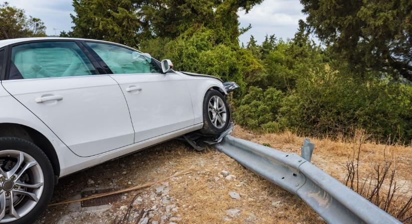 Szalagkorlátnak ütközött egy autó az M44-esen, Cserkeszőlőnél