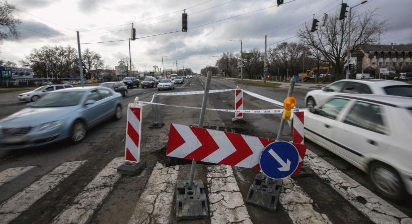 Csőtörés miatt félpályás útlezárás van Hajdúböszörményben