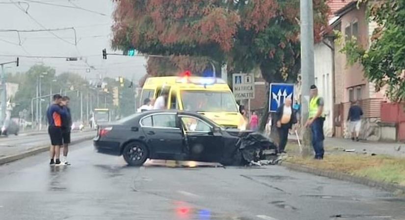 Oszlopnak hajtott az Újgyőri főtérnél