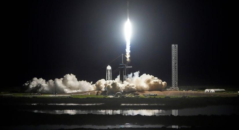 Egy milliárdos teszteli az új űrruhákat a SpaceX Crew Dragonnal