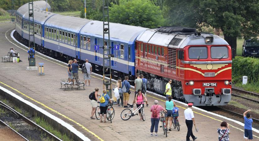 Ma is hasít a MÁV: kigyulladt egy mozdony Tiszafürednél, jelentős késére lehet számítani