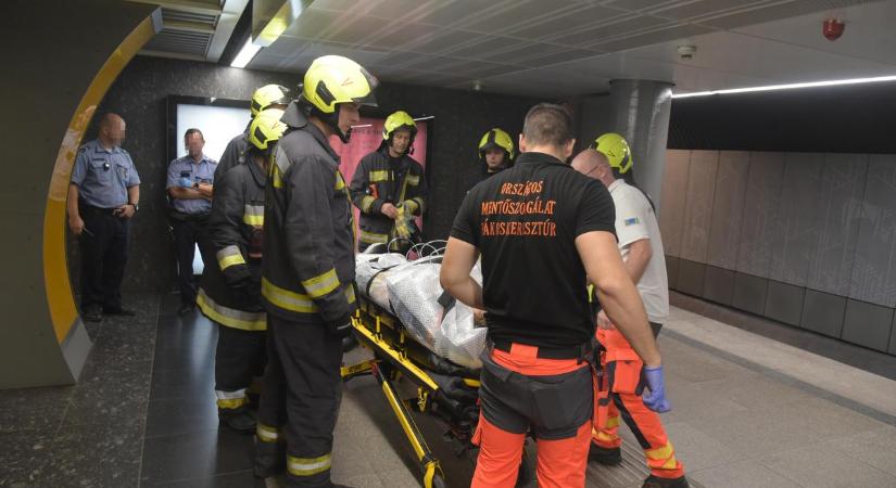 Drámai fotók a Kálvin térnél metrósínek közé zuhant ember mentéséről