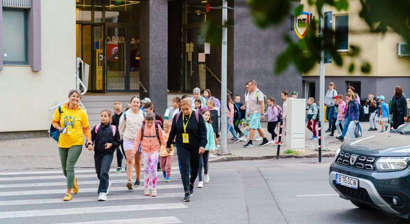 Újraindult a Lábbusz program: ajándékokat kapnak a gyalog iskolába járók Sepsiszentgyörgyön