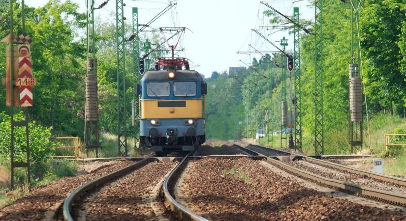 Késésekre figyelmeztet a MÁV Újszász környékén