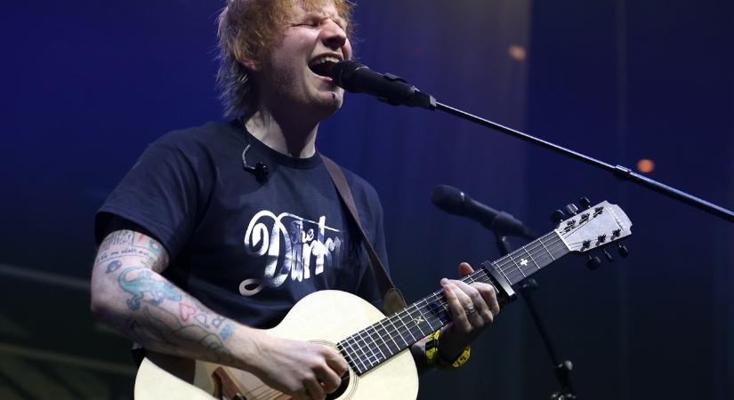 Ed Sheerant semmi sem állíthatja meg: a sztár sérülése ellenére is befejezte koncertjét