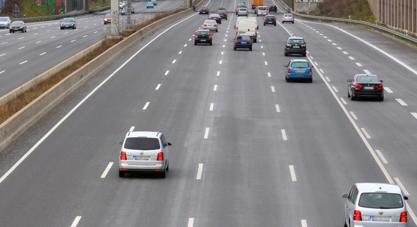 Ott csalinkáztak az autópálya sávjában - videón a hajmeresztő ötletek