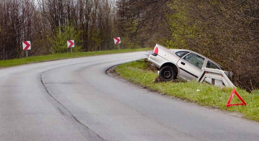 Árokba borult egy autó a 3225-ös úton, Szolnok és Besenyszög között