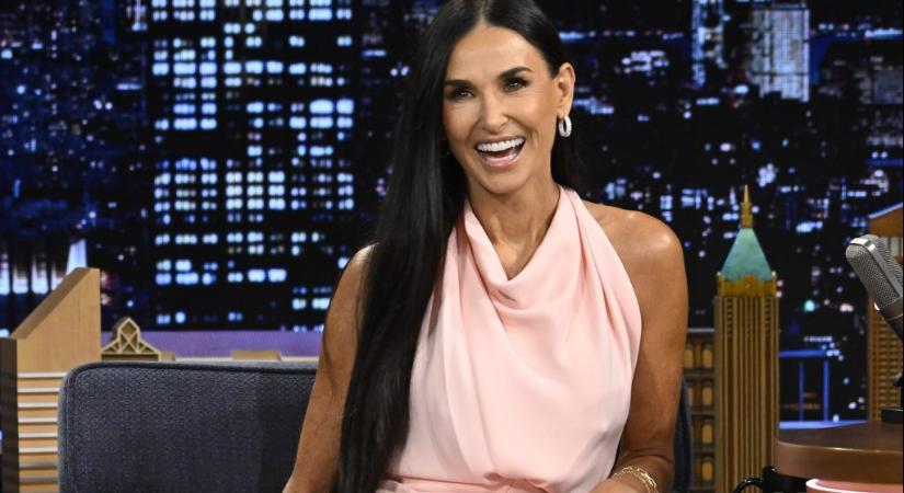 Demi Moore egy ágyban alszik mind a kilenc kutyájával