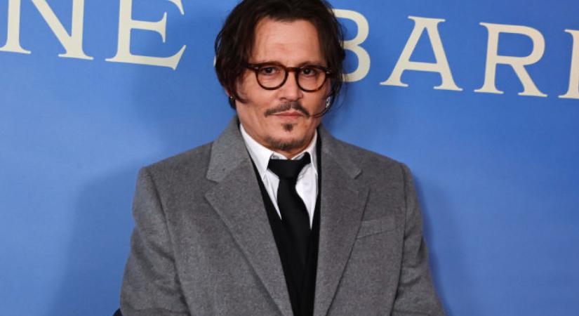 Ő Johnny Depp 70 éves bátyja, aki rosszul van attól, hogy a színész féltestvéreként hivatkoznak rá