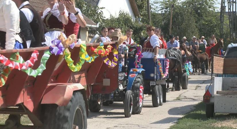 Megtartották a hagyományos szüreti felvonulást Madocsán