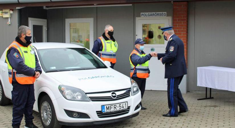 Újszegedi és röszkei polgárőrök kaptak kocsikat a rendőröktől