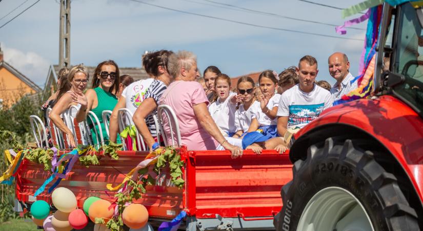 Idén is népszerű volt a szüreti felvonulás Becsehelyen