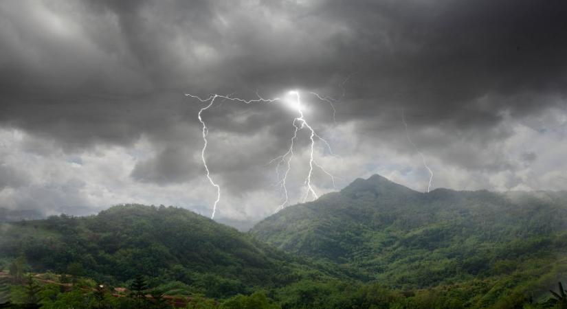 Halálos tájfun tombolt Thaiföldön