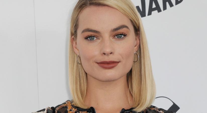 Margot Robbie a vörös szőnyegen mutatta meg gömbölyödő terhes hasát - Fotók