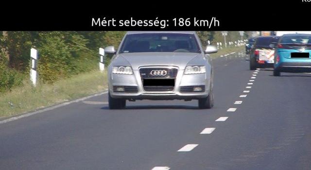 186 km/óráig nyomta az Audinak, 312 ezer forintra büntették!