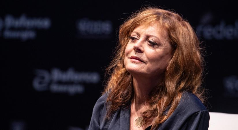 Valami elképesztően néz ki a 77 éves Susan Sarandon a fehér nadrágkosztümben: friss fotókon, ahogy összebújik dögös barátjával