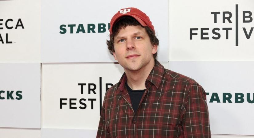 A Terror Házában járt Jesse Eisenberg, még a vendégkönyvbe is írt