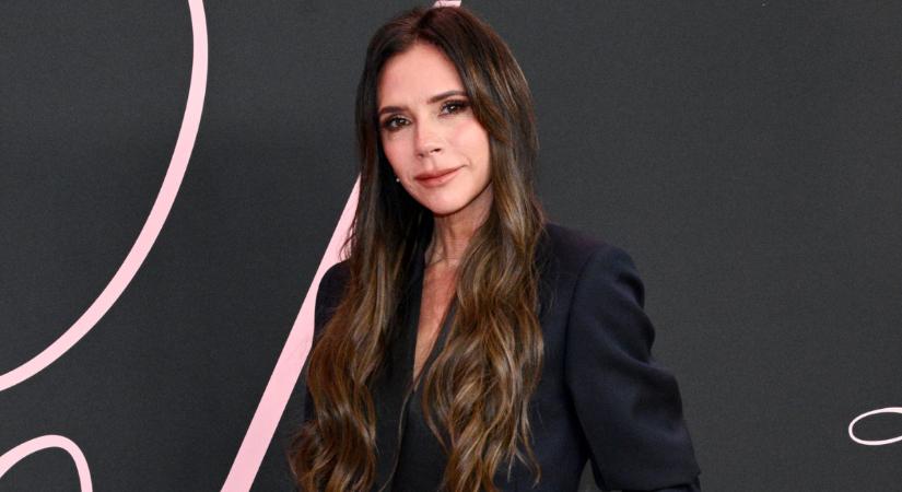 Az 50 éves Victoria Beckham új szintre emelte a pucérruha fogalmát: áttetsző csipkében mutatta meg a testét