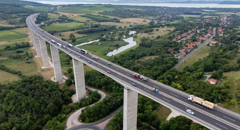 Befejezték a Kőröshegyi völgyhíd felújítását, a forgalom már szerdán újraindul