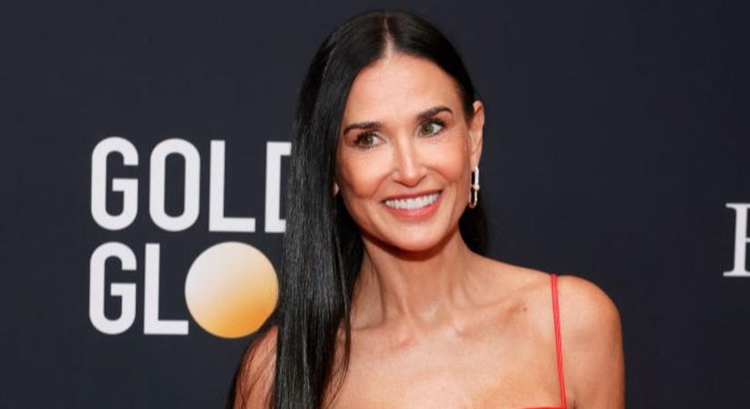 Demi Moore kilenc kutyájával osztja meg az ágyát