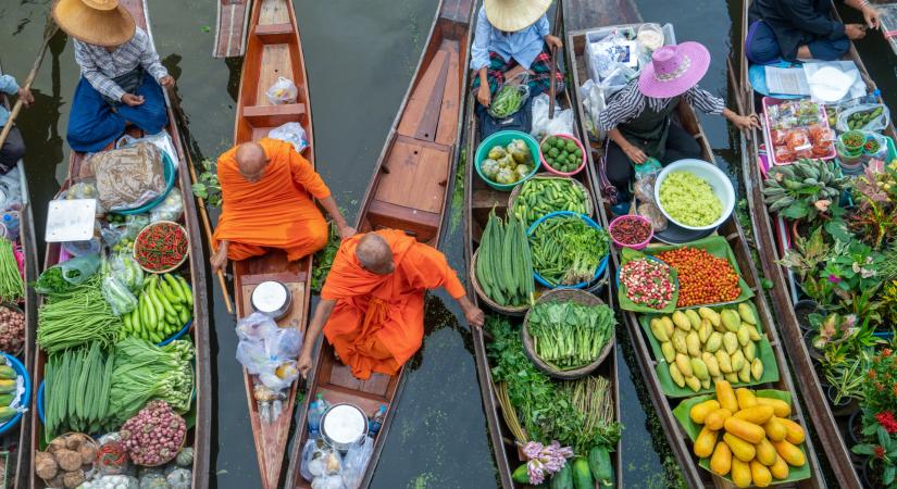 15 mesés kép Thaiföld úszó piacairól – sajnos egyre kevesebb van már belőlük