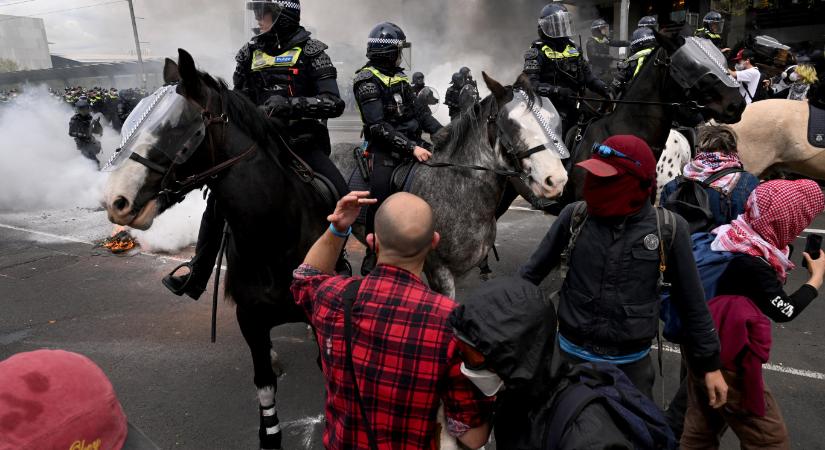 Erőszakba torkollt a béketüntetés Melbourne-ben