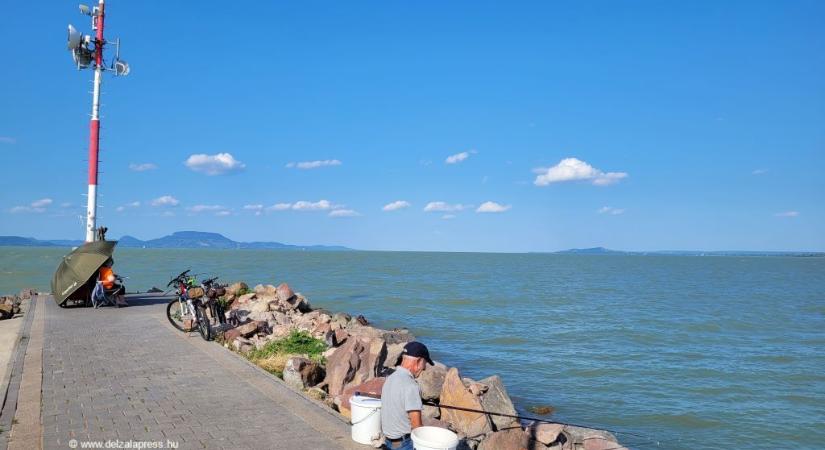 Ezer liter Balaton-vízben 21 mikroműanyag van