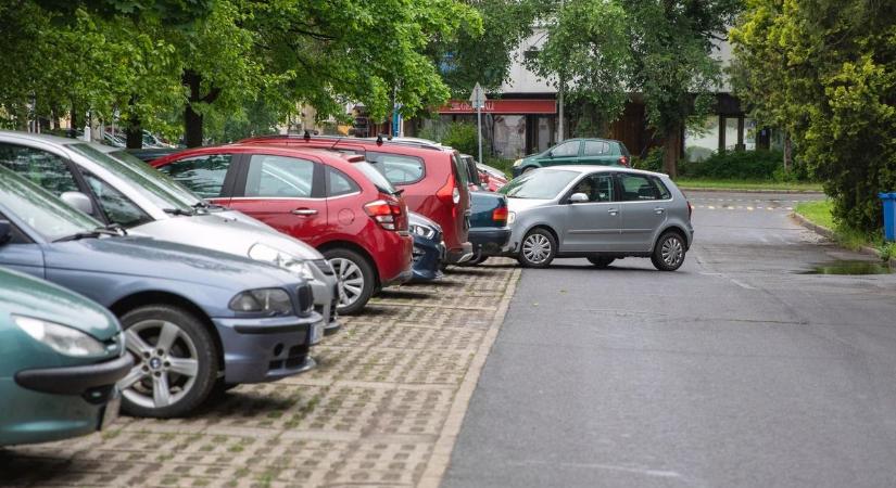 Te is állandóan így jársz, amikor leparkolsz Debrecenben? Vajon miért csinálja ezt a többi sofőr?