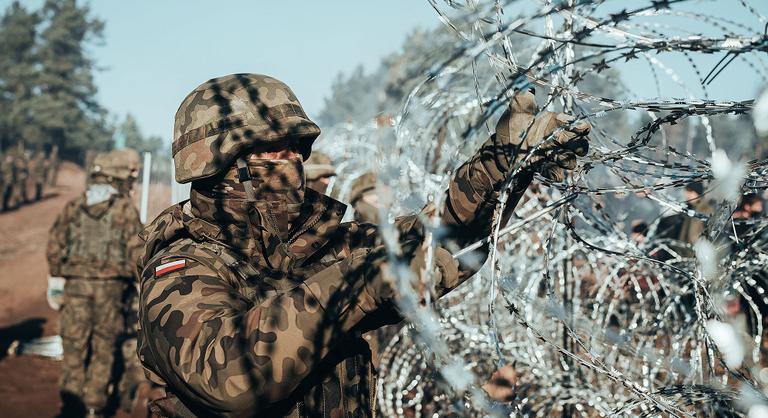 Éles fegyverrel a migránsok ellen: Varsó kezében Európa legszigorúbb határvédelmi rendszere