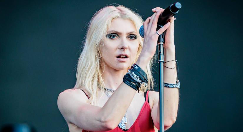 Félmeztelenül pózolt a vörös szőnyegen Taylor Momsen