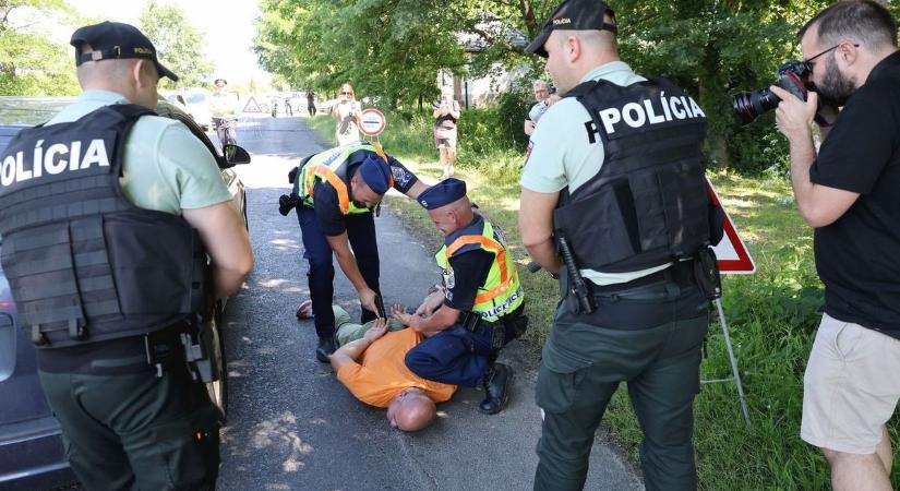 Rendőrök lepik el a Szlovákia határában fekvő kis települést