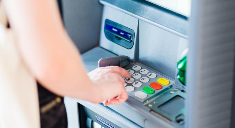 Vigyázzon az ATM-eknél, új trükköt vetnek be a bűnözők Pesten – videó