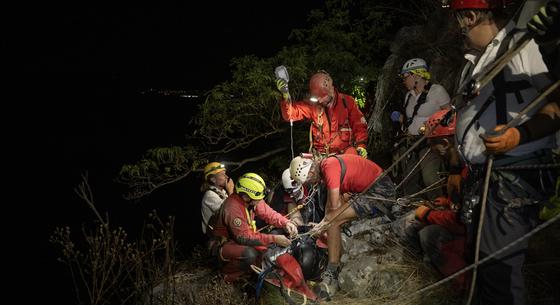 Sziklafalnak csapódott siklóernyőst mentettek meg a barlangi mentőszolgálat munkatársai